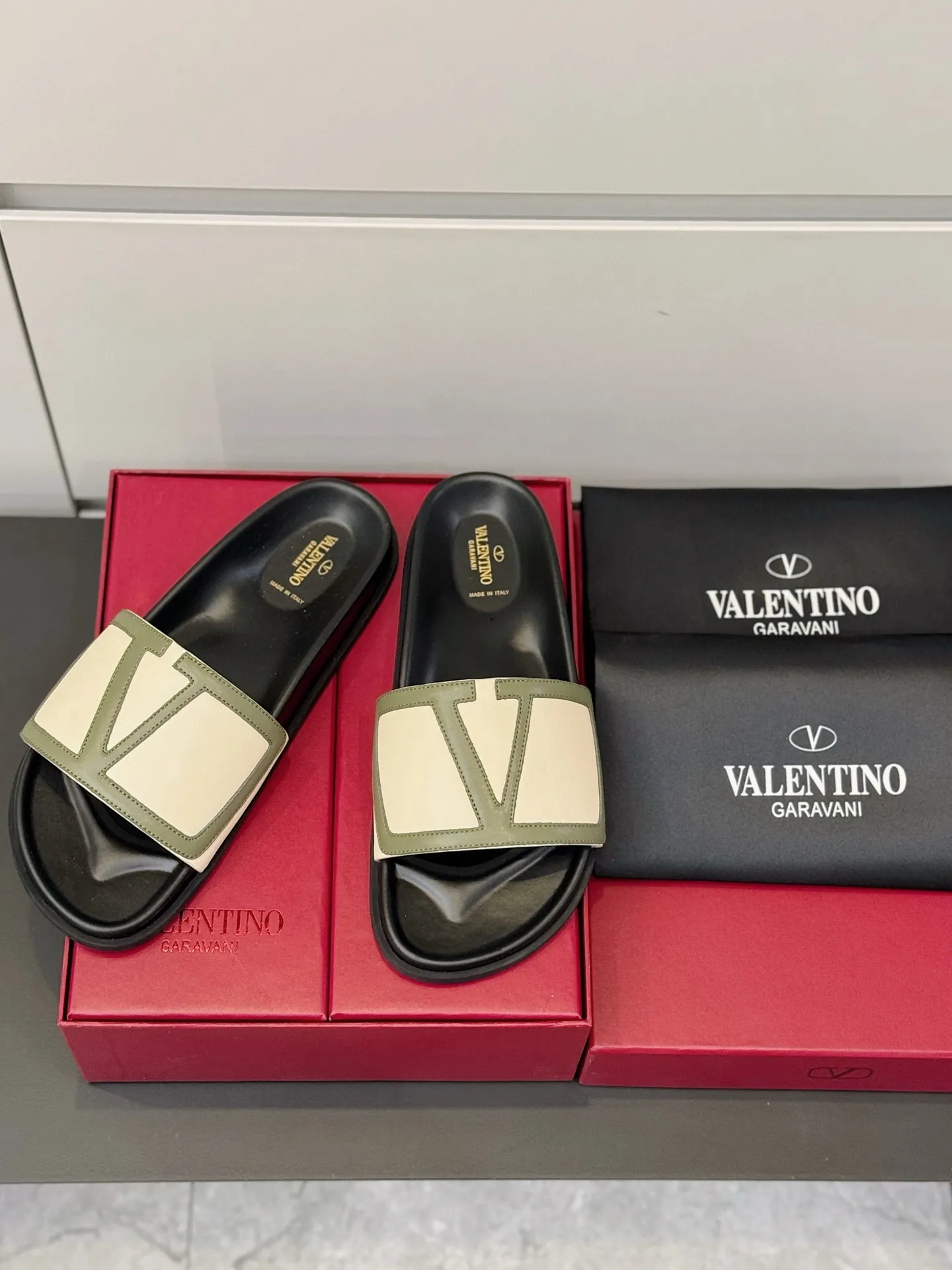 [VALENTINO] Top P: 540💰 Size: 39-44 (customized at 38.45) 🆕2025VLT — Valentino’s latest summer men’s slippers. The use of imported cowhide elements on slippers has been sublimated! It is worthy of recognition both visually and in terms of quality. Excellent quality, comfortable and durable! The embellishment of the perforated V hardware on the toe adds a sense of fashion! Cowhide feet